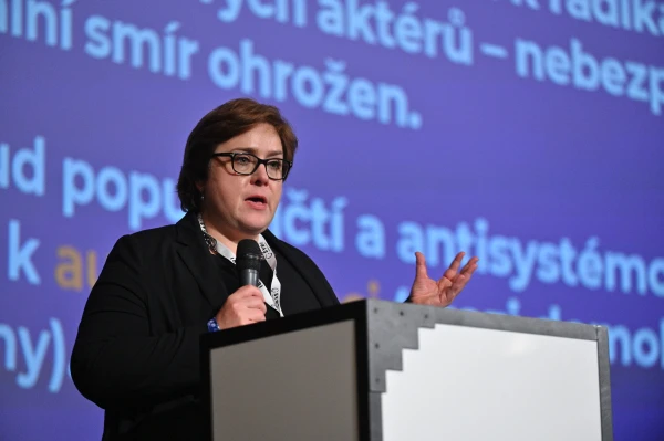 SYRI’s Petra Guasti gives a lecture at Oxford